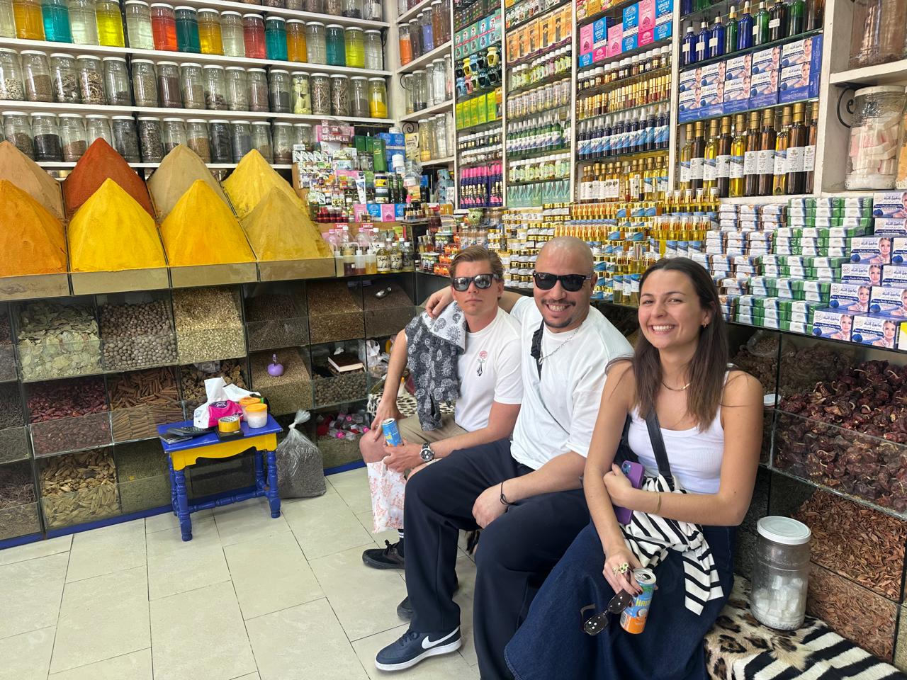 Haitam con turisti nella bottega delle spezie di Marrakech